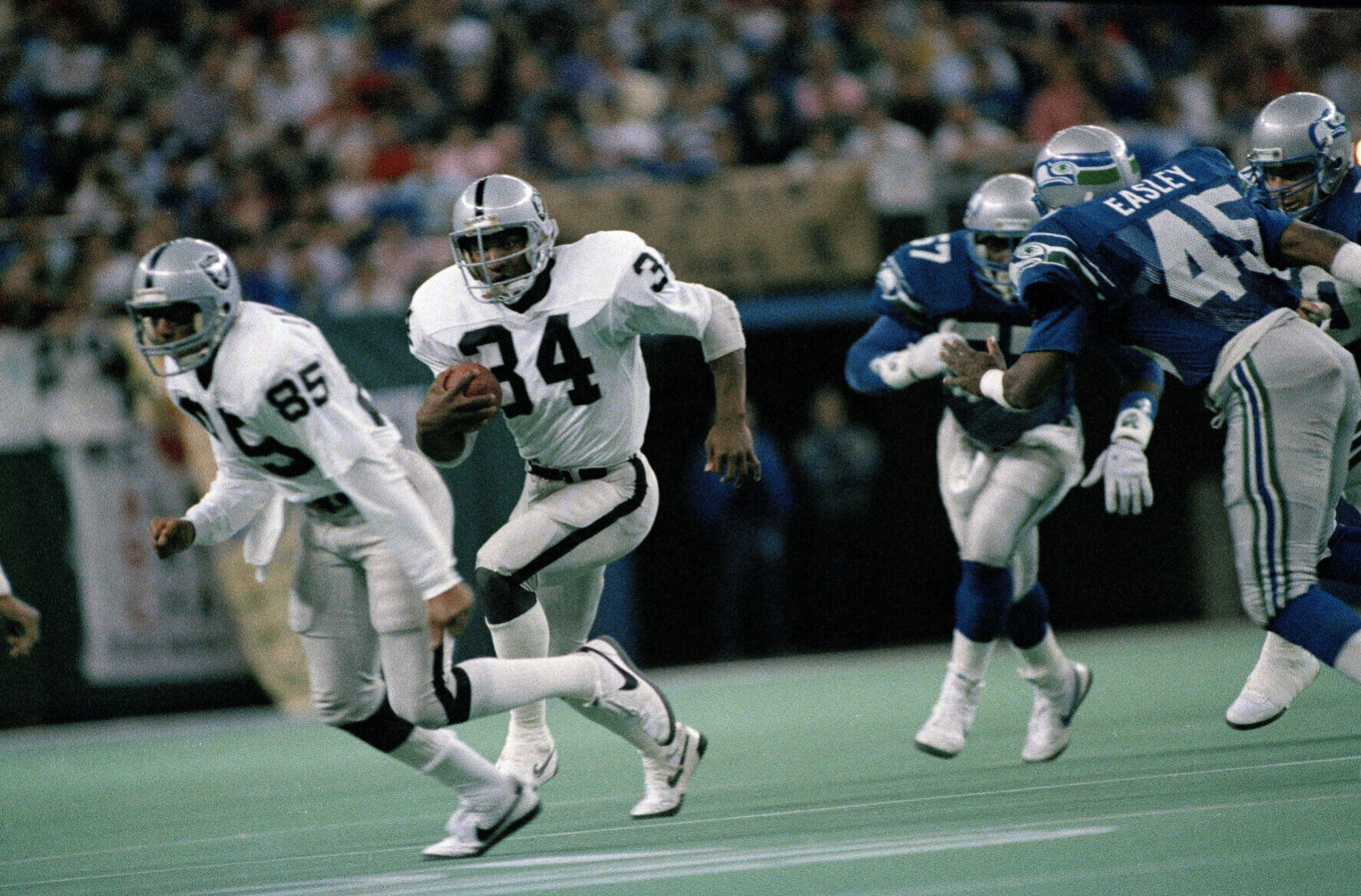 1987: Bo Jackson rushes for 221 yards to lead Raiders to rout of Seahawks
